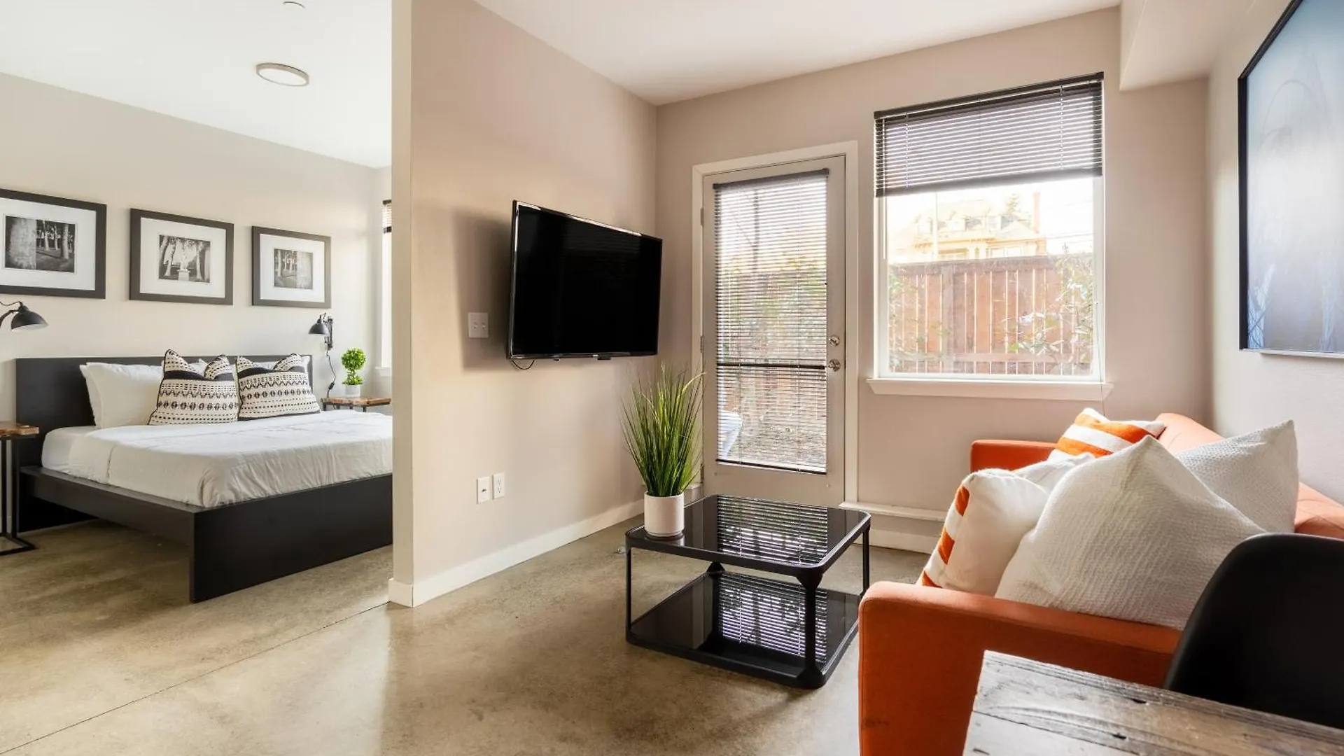 Bright Studio Apartment - Food Carts & Local Shops Portland