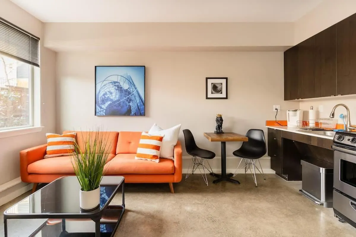 Bright Studio Apartment - Food Carts & Local Shops Portland